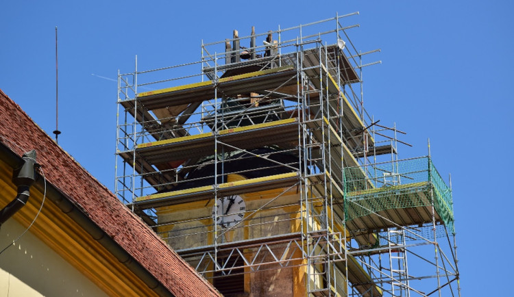 V Ledenicích dokončují opravu kostelní věže, poničila ji vichřice