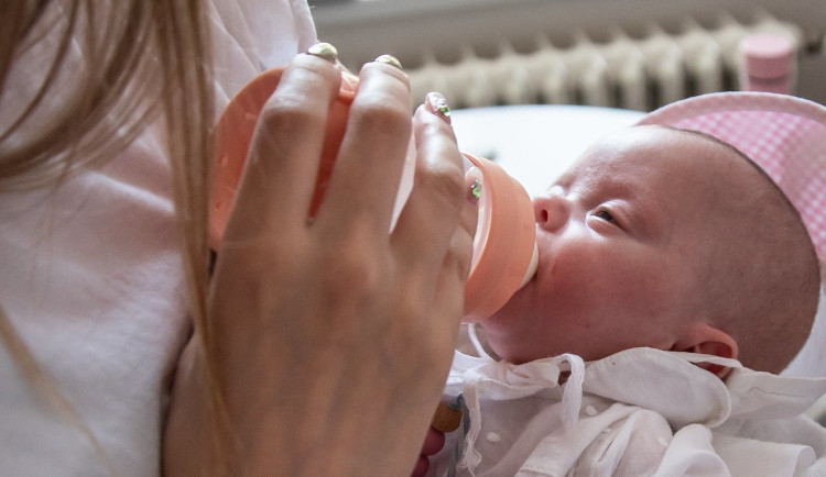 VIDEO: Zázrak. Viktorka se vešla do dlaně, po porodu ve Fakultní nemocnici měla 386 gramů a dnes prospívá