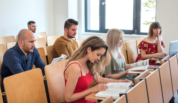 Jak usnadnit absolventům vstup na český a německý trh práce?