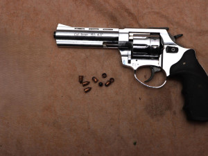 VIDEO: Pro dealery si došla zásahovka. Hrozí jim až pět a deset let vězení