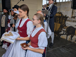Oslavy 200 let od založení koněspřežky. Dorazilo Pendolino i historická lokomotiva Všudybylka