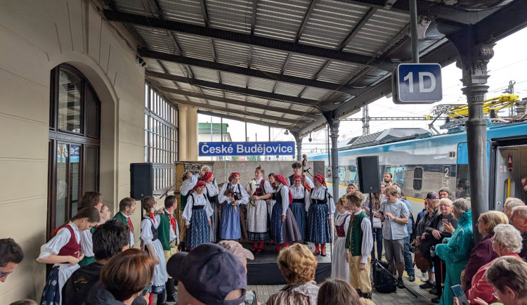 Oslavy 200 let od založení koněspřežky. Dorazilo Pendolino i historická lokomotiva Všudybylka