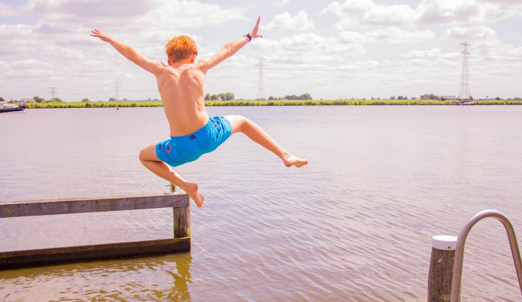 Skok do neznámé vody může skončit tragédií. Ochrnutí hrozí během vteřiny
