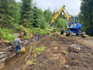 Na Šumavě čistí Schwarzenberský kanál. Turisté musí počítat s omezením