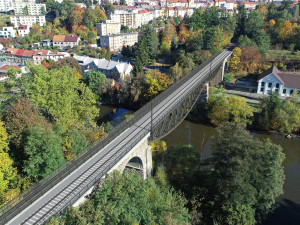 Most v Táboře přes Lužnici je rozebraný, dnes sundali druhý železný oblouk