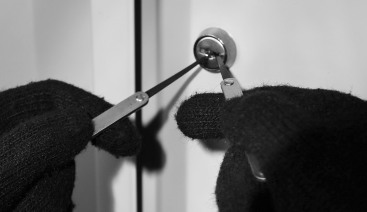 Letní dovolené a riziko vloupání: Jak ochránit svůj domov?