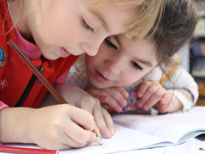Charity na jihu Čech shánějí školní pomůcky pro děti z nízkopříjmových rodin