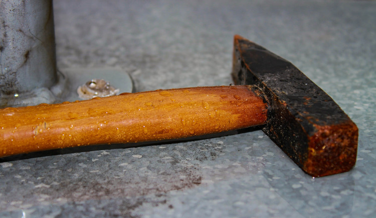 Hrůza v Jablonci: bezdomovec napadl ženu v jejím domě kladivem, hrozí mu 10 let