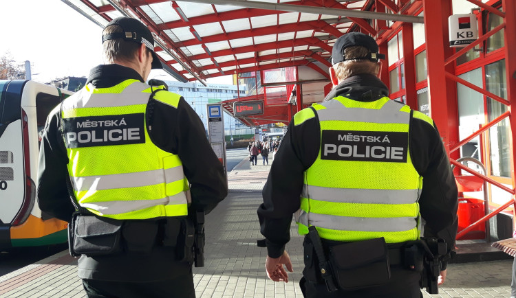 Mladíci na Fügnerce kopali ležícího muže do hlavy. Skončili v poutech