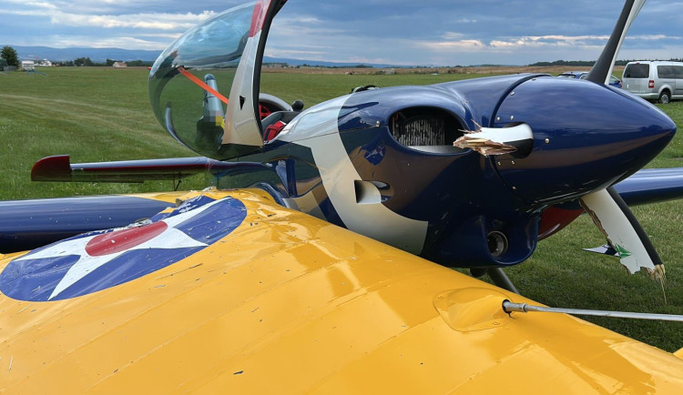 Na letišti v Jaroměři se srazila dvě letadla. Škoda se odhaduje téměř na milion