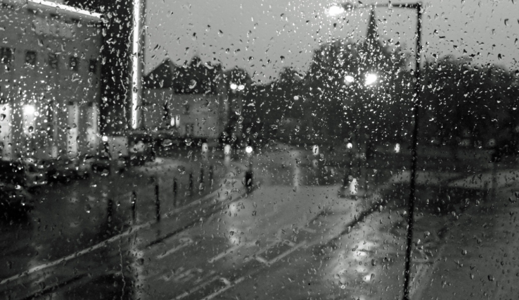 Během víkendu se budou hodit deštníky. Rtuť teploměru bude pendlovat kolem dvacítky