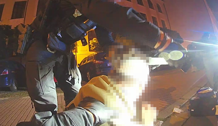 Muž dostal epileptický záchvat při procházce. První pomoc mu poskytli strážníci