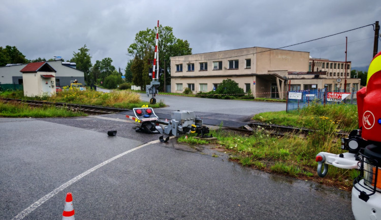 Kamion v Ostašově zbořil signalizační zařízení, vlaky na Českou Lípu nejezdily