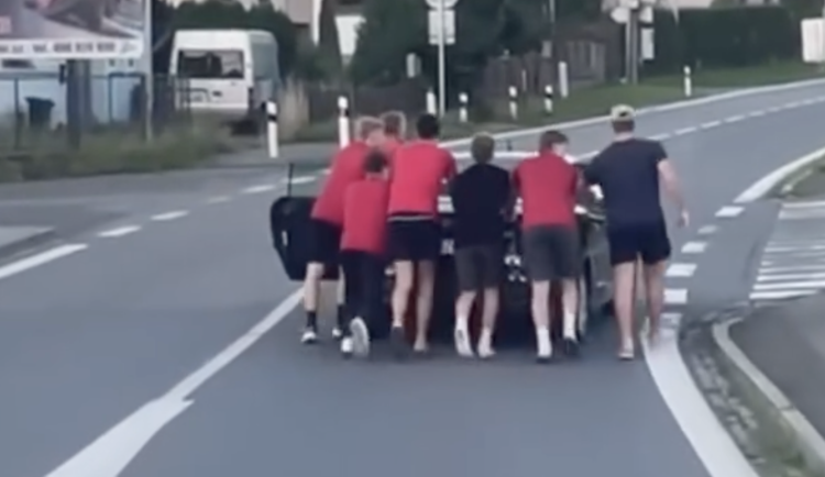 VIDEO: Dorostenci Ocelářů zářili nejen na ledě, ale i na silnici. Pomohli řidiči v nouzi