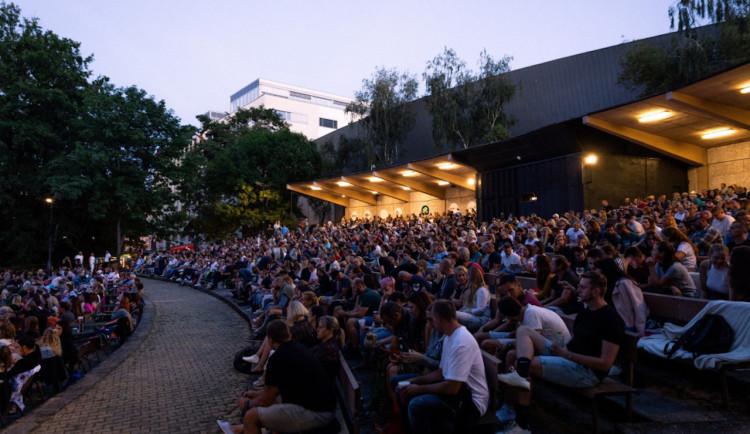 KULTURNÍ TIPY: Zajděte na JOB do letňáku a užijte si noc pod širákem i festival chutí