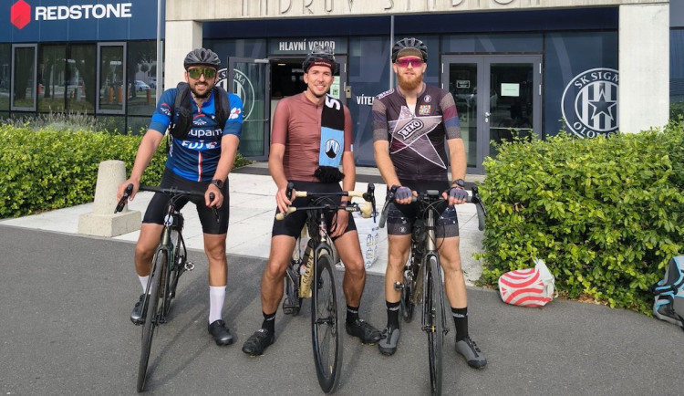 Trojice fanoušků Slovanu vyrazila do Olomouce na kole. Užili jsme si to, hlásili přes prohru