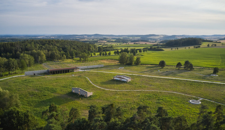 Památník v Letech si připomněl oběti romského holokaustu