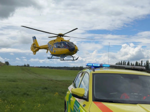 Cyklista spadl z mostku do koryta potoka. Do nemocnice ho transportoval vrtulník