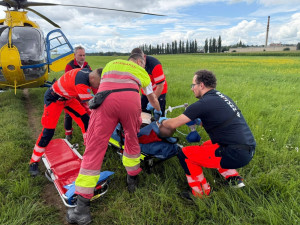 Cyklista spadl z mostku do koryta potoka. Do nemocnice ho transportoval vrtulník