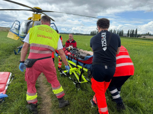 Cyklista spadl z mostku do koryta potoka. Do nemocnice ho transportoval vrtulník