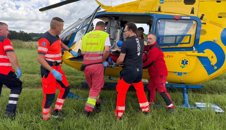 Cyklista spadl z mostku do koryta potoka. Do nemocnice ho transportoval vrtulník