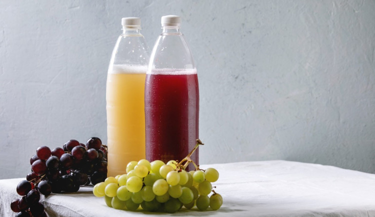 Jaro, léto, burčák a zima. Kvašené tekuté hrozny již brzy zaplaví české pulty