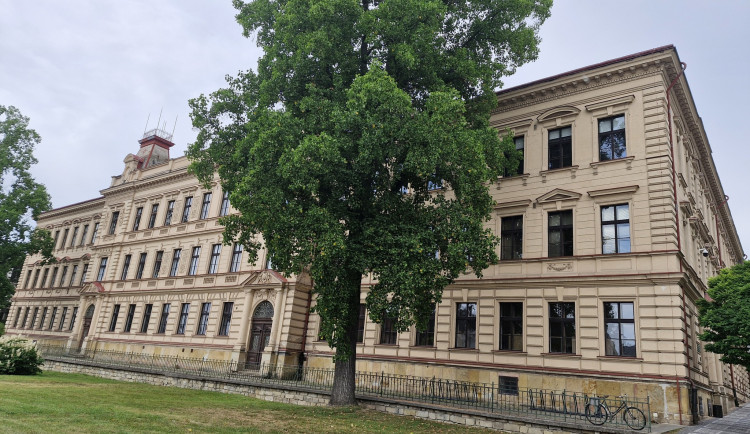 Rekonstrukce oken na ZŠ 17. listopadu v Jičíně. Práce začnou v říjnu