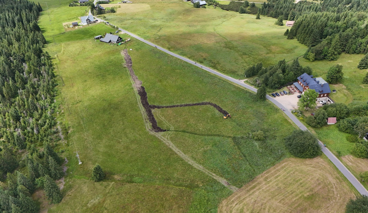 Z mokřadní louky na Jizerce zmizely staré odvodňovací příkopy. Škodily