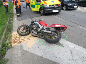 Motorkáře pronásledovala policie. Zběsilá jízda skončila vážnou nehodou