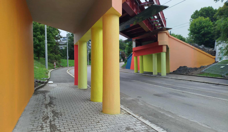 Barevný cirkusácký most? Jsme překvapeni, o ničem jsme dopředu nevěděli, říká město