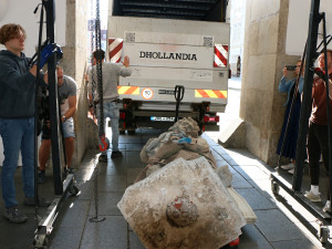 Socha Samsona opustila poprvé po 300 letech Budějce. Míří na výstavu do Prahy