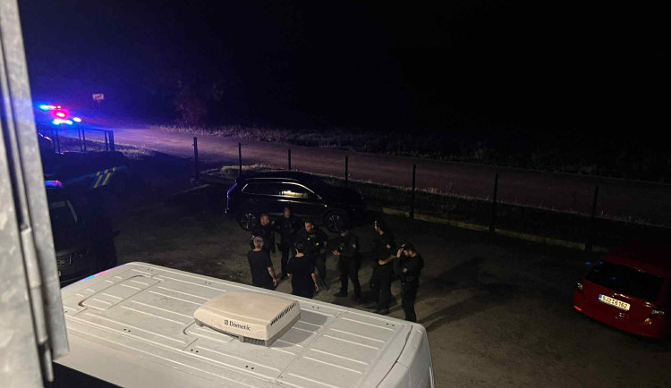 Policie evakuovala televizi Šlágr, anonym nahlásil bombu v přímém přenosu