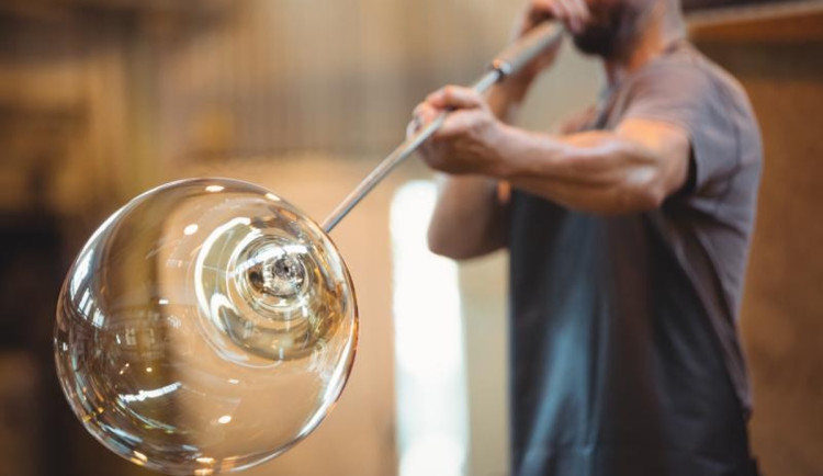 Kraj usiluje o obnovení spolupráce mezi školou a sklárnou Moser