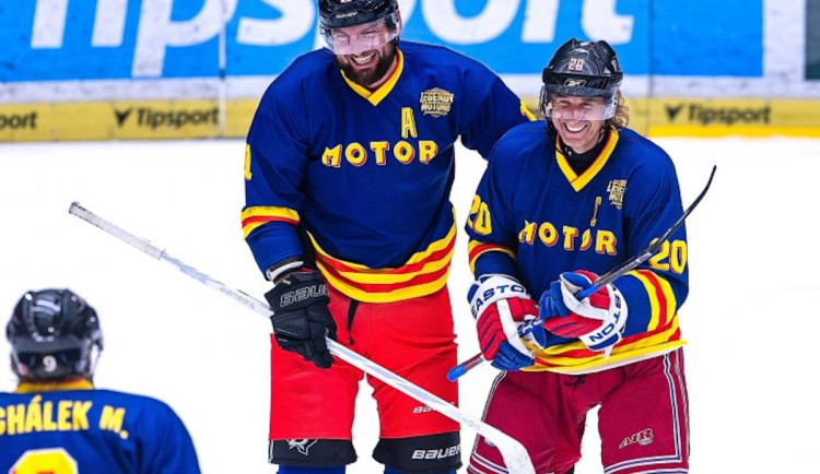 Exhibiční zápas bavil, více branek nastřílely Legendy Motoru.