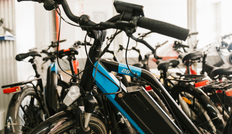 ANKETA: Elektrokola mění dopravní návyky Čechů. Už je vlastní každá šestá domácnost