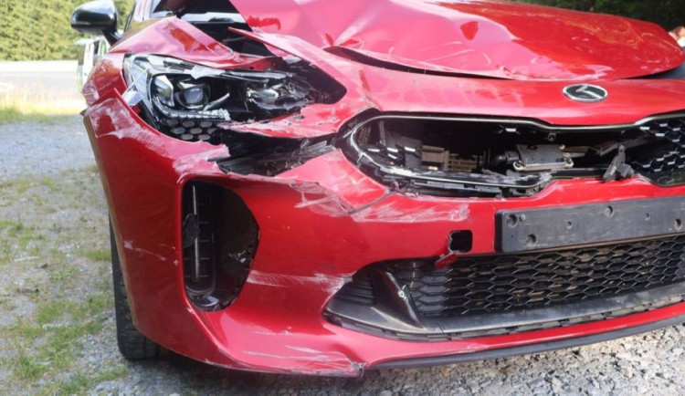 Řidič sporťáku nezvládl na Červenohorském sedle zatáčku číslo 18, skončil ve svodidlech