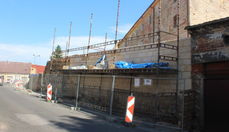 Obnova ohradní zdi jezuitské koleje v Jičíně: Historie, která žije dál