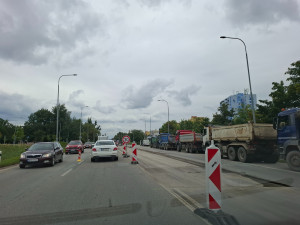 Práce u Diamantu pokračují, omezení na výjezdu z města se opět promění