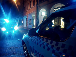 Agresivní opilec se chtěl dostat do baru. Nůž a boxer si před policí schoval na parapet
