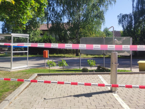 Nebezpečné parkování nahradili v Šindlových Dvorech mlžítkem, vyšlo na 180 tisíc