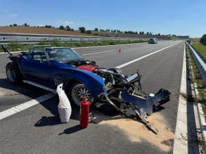 Na dálnici D3 hořela Corvetta, škoda přesáhla 2,5 milionu