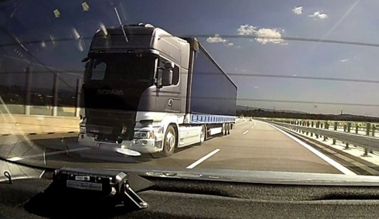 Řidič kamionu u Olomouce telefonoval za jízdy. Cizinec musel nakonec zaplatit přes 100 tisíc korun