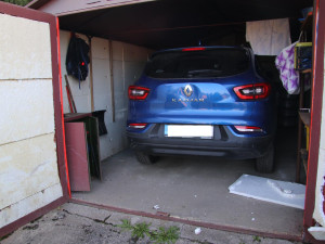 Vykradli několik garáží a projížděli se na kradené čtyřkolce, policie je dopadla za několika hodin