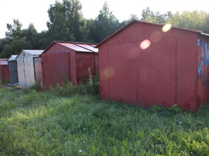 Vykradli několik garáží a projížděli se na kradené čtyřkolce, policie je dopadla za několika hodin