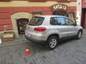 Špatně zabržděné auto zaparkovalo ve výloze obchodu