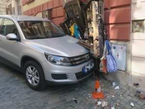 Špatně zabržděné auto zaparkovalo ve výloze obchodu