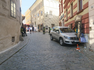 Špatně zabržděné auto zaparkovalo ve výloze obchodu