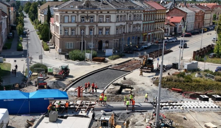 Špatná zpráva pro Olomouc. Opravy přejezdu nekončí, tramvaje do Neředína jen tak nepojedou