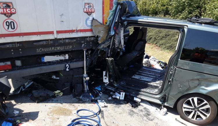 Řidič zůstal při nehodě na D1 zaklíněný pod kamionem. Dálnice u Hranic byla zcela uzavřená