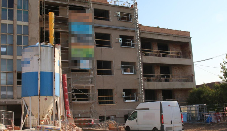 Krádež kabelů ze stavby v Kostelci nad Orlicí. Způsobená škoda přes 200 tisíc korun